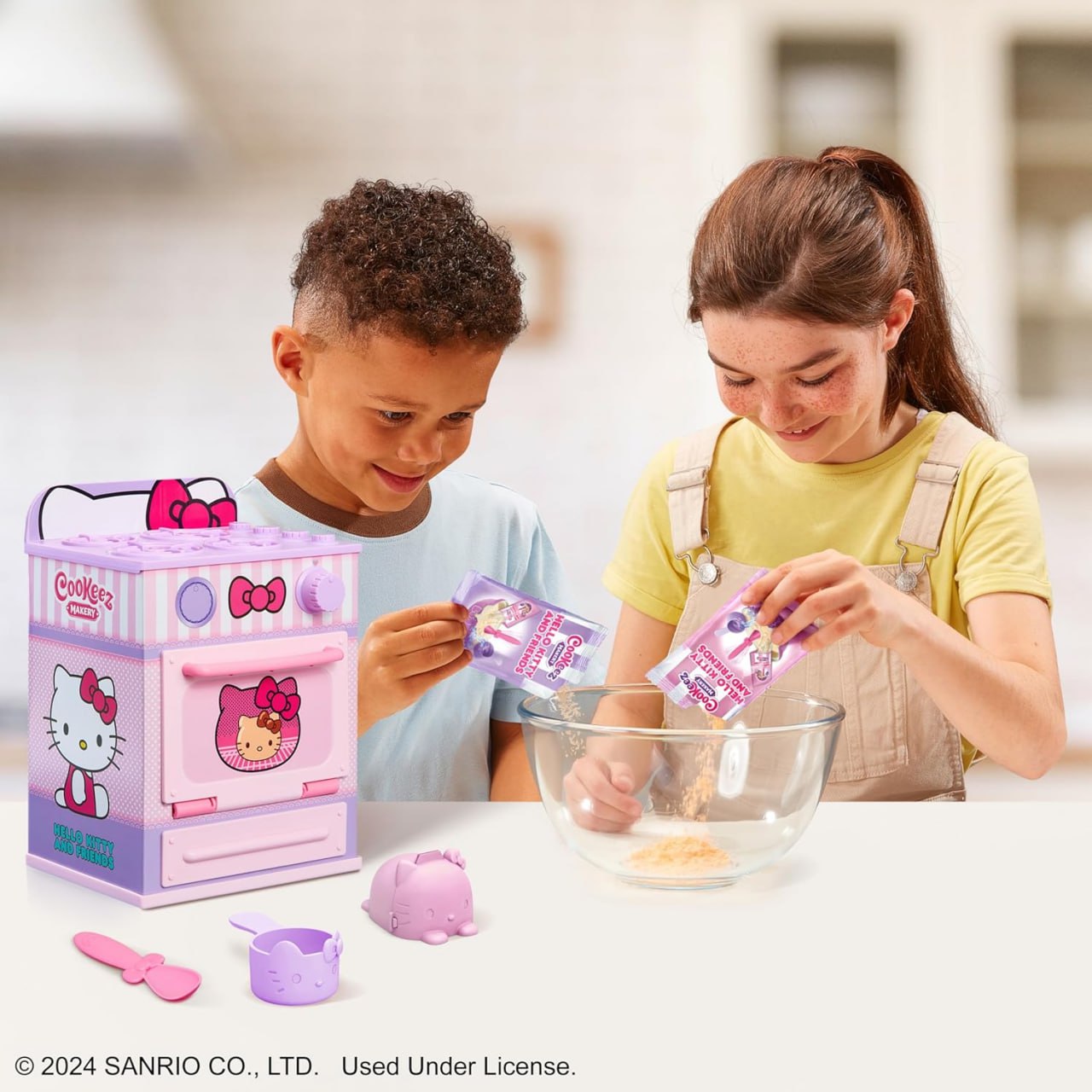 Волшебная духовка Hello Kitty и друзья. Смешайте и сделайте плюшевого лучшего друга! Поместите тесто в духовку и удивитесь, когда из нее выйдет теплый, ароматный, интерактивный плюшевый друг!