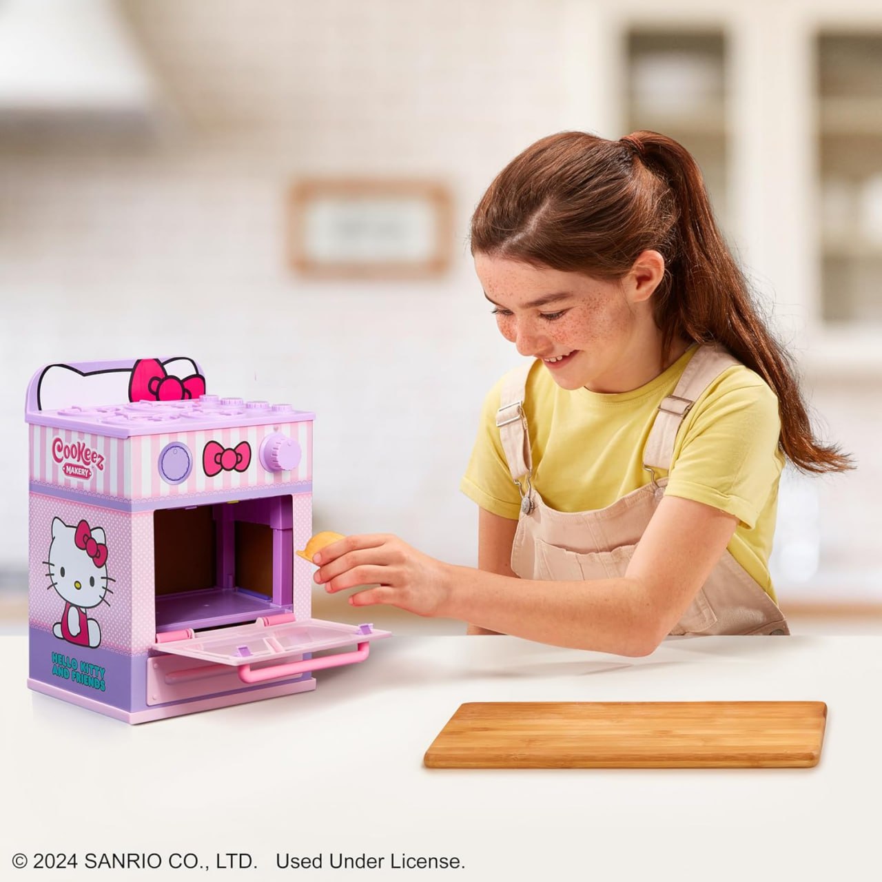 Волшебная духовка Hello Kitty и друзья. Смешайте и сделайте плюшевого лучшего друга! Поместите тесто в духовку и удивитесь, когда из нее выйдет теплый, ароматный, интерактивный плюшевый друг!